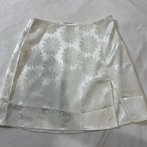 White flower mini skirt w/ a lil slit